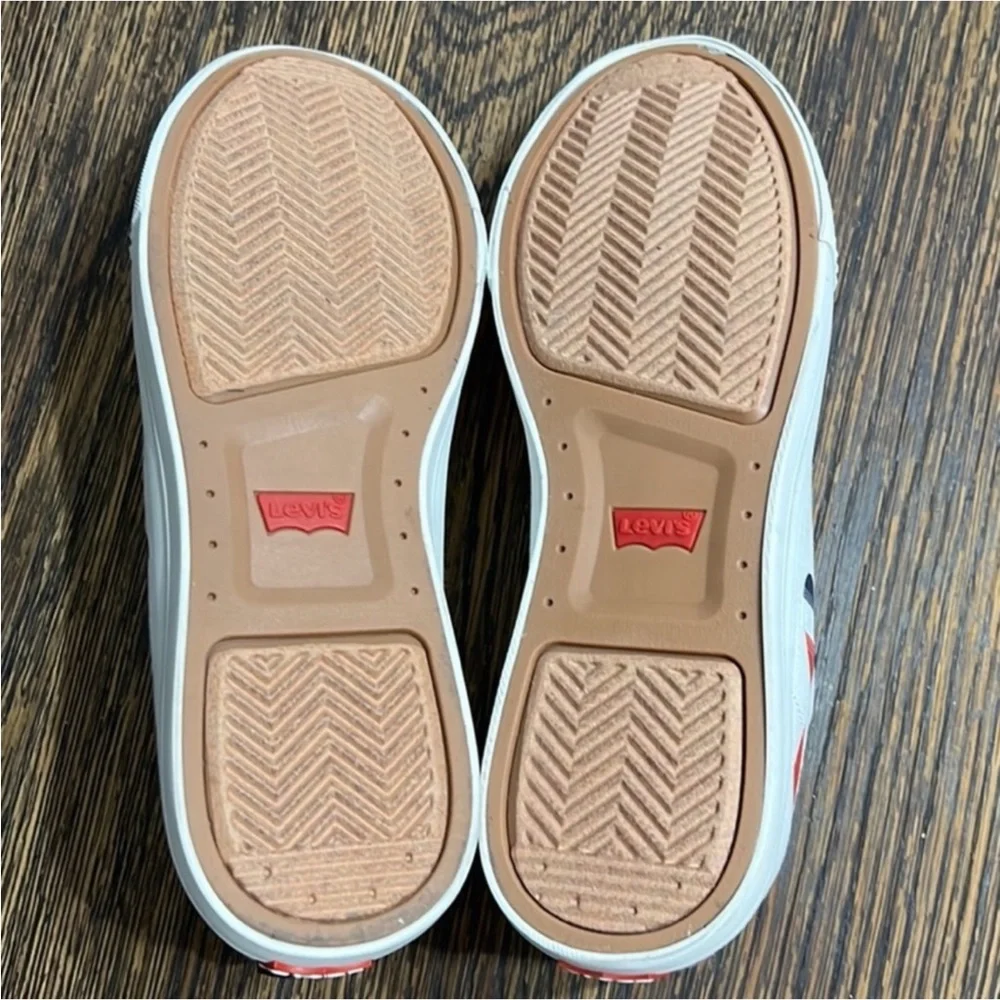 New authentic Levi's woman's designer sneakers sz 11 display